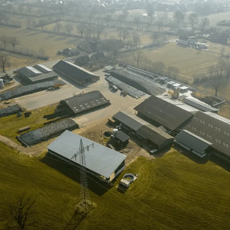 Luftaufnahme vom Hof Bornholdt in Osterhorn: Ställe und Hallen zwischen Wiesen und Feldern